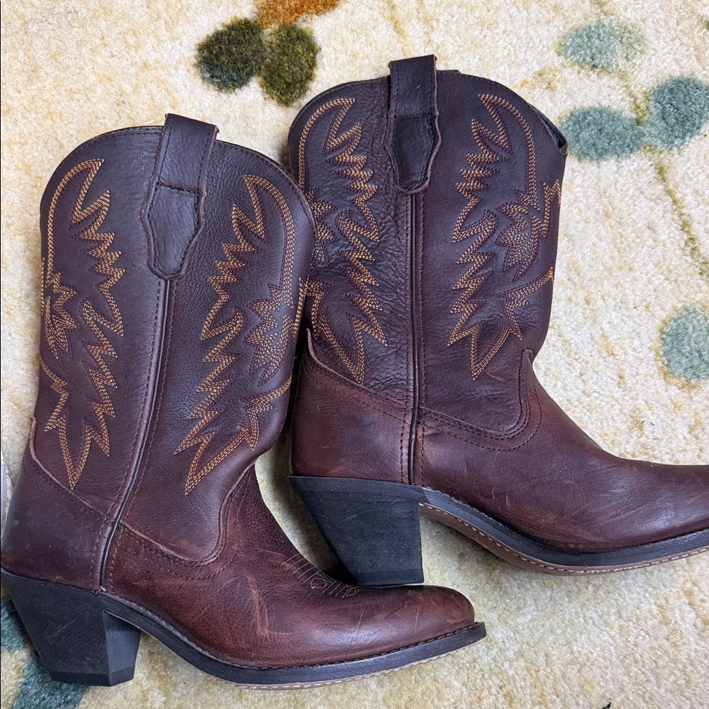 Classic Brown Leather Cowboy Boots with Embroidered Stitching - Picture 2 of 4